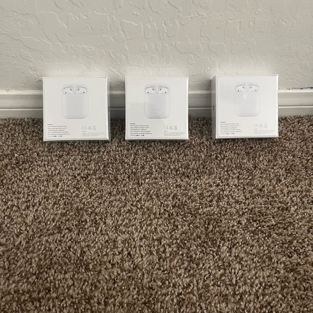 AirPods - Picture 3 of 5